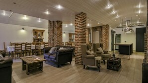 Rumah (5 Bedrooms) | Ruang keluarga | TV, perapian, meja tenis meja, dan peralatan stereo