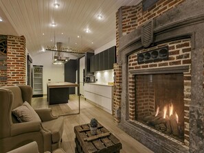Maison (5 Bedrooms) | Salle de séjour | Télévision, cheminée, table de tennis de table, chaîne hi-fi