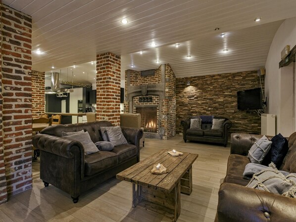 TV, fireplace, table tennis, stereo