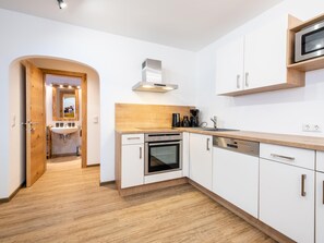 Kühlschrank, Mikrowelle, Ofen, Geschirrspüler