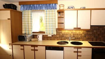 Lemari es, microwave, oven, dan mesin pencuci piring