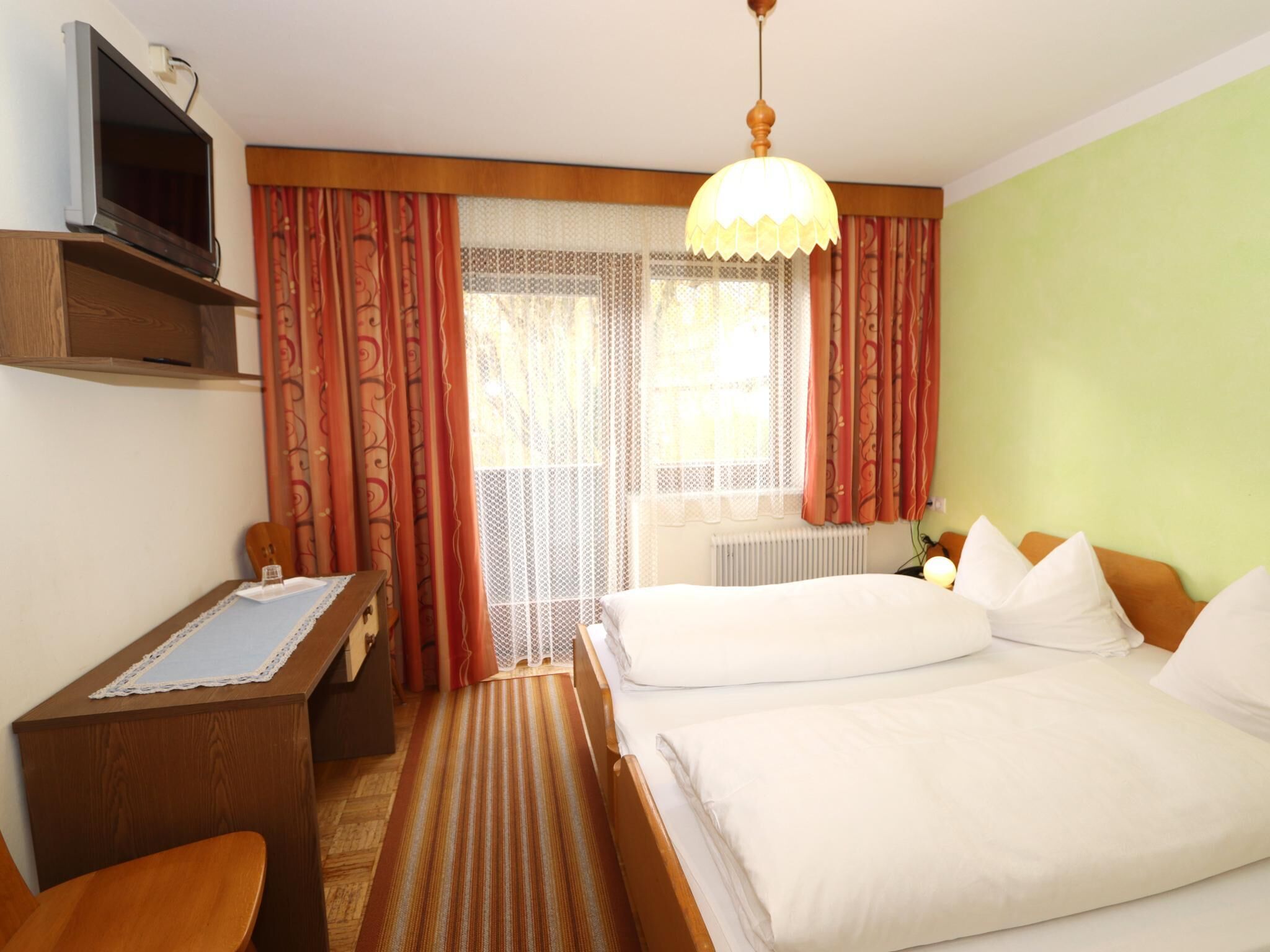 6 kamar tidur dan tempat tidur bayi (biaya tambahan)