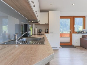 Ofen, Geschirrspüler, Reiskocher, Hochstuhl