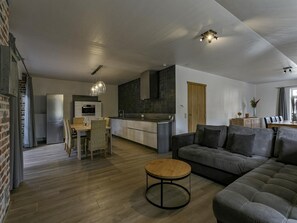 Fernseher, Kamin, Tischtennisplatte, Stereoanlage