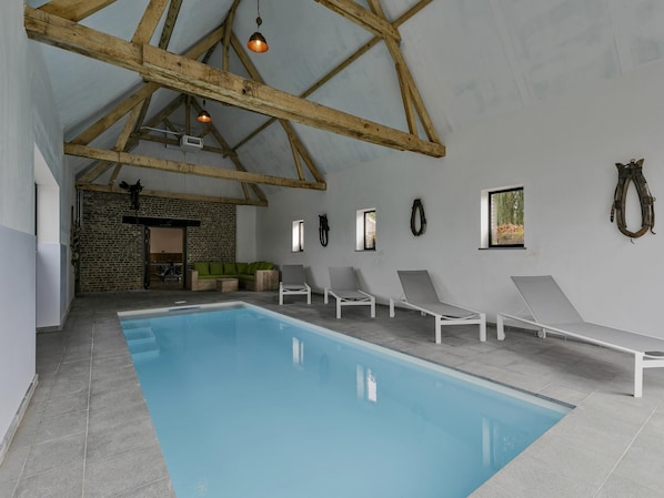 Una piscina techada, una piscina al aire libre