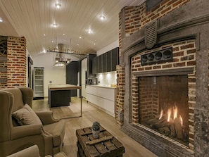 TV, fireplace, ping pong, stereo