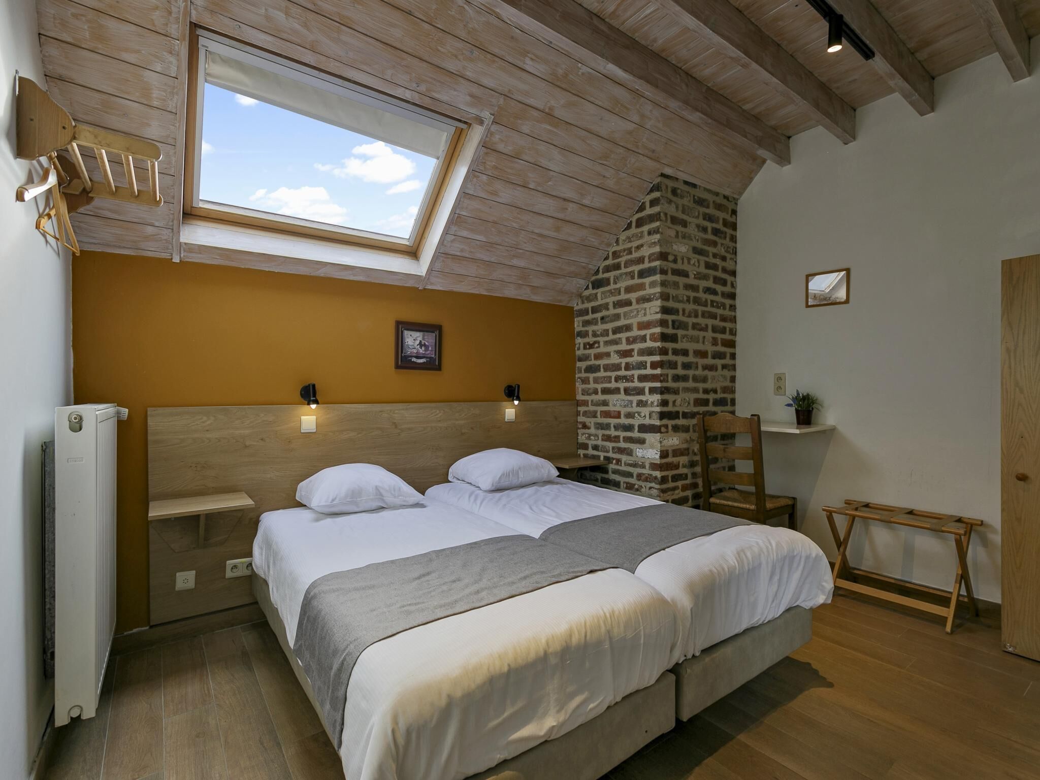 10 bedrooms, bed sheets