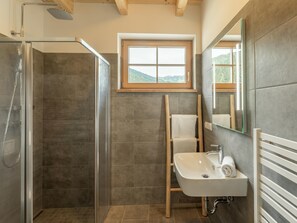 Shower - Im Grünen Herzen (Irdning-Donnersbachtal)