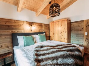 3 bedrooms, bed sheets