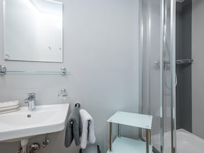 Apartment (2 Bedrooms) | Bathroom | Shower