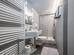 Apartment (2 Bedrooms) | Bathroom | Shower