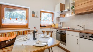 Apartment (2 Bedrooms) | Wohnzimmer | Fernseher