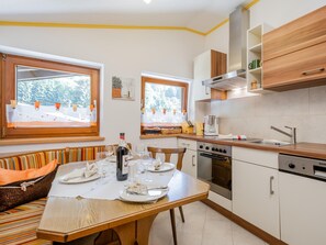 Apartment (2 Bedrooms) | Wohnzimmer | Fernseher