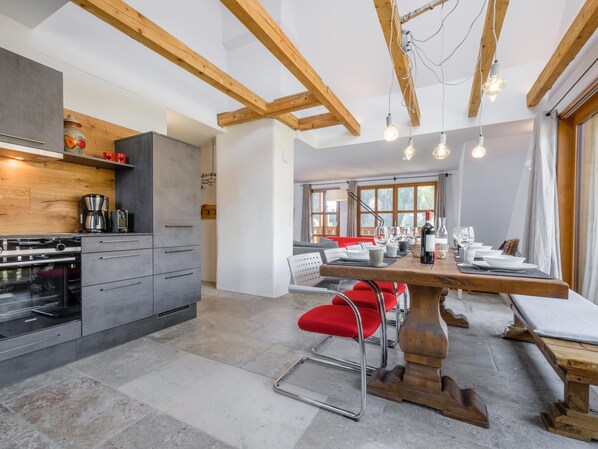 Ofen, Geschirrspüler, Wasserkocher mit Kaffee-/Teezubehör, Reiskocher