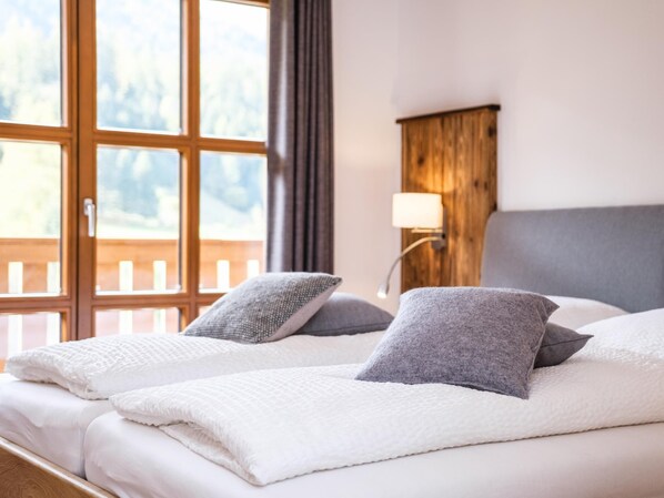 5 bedrooms, WiFi, bed sheets