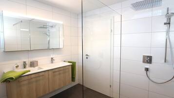 Căn hộ (2 Bedrooms) | Phòng tắm | Buồng tắm vòi sen