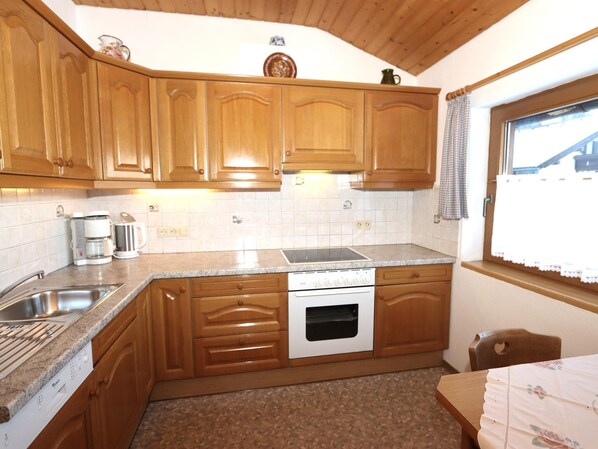 Ofen, Geschirrspüler, Wasserkocher mit Kaffee-/Teezubehör, Reiskocher