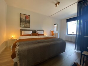 3 bedrooms, iron/ironing board, bed sheets