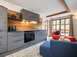 Kühlschrank, Ofen, Wasserkocher mit Kaffee-/Teezubehör, Reiskocher