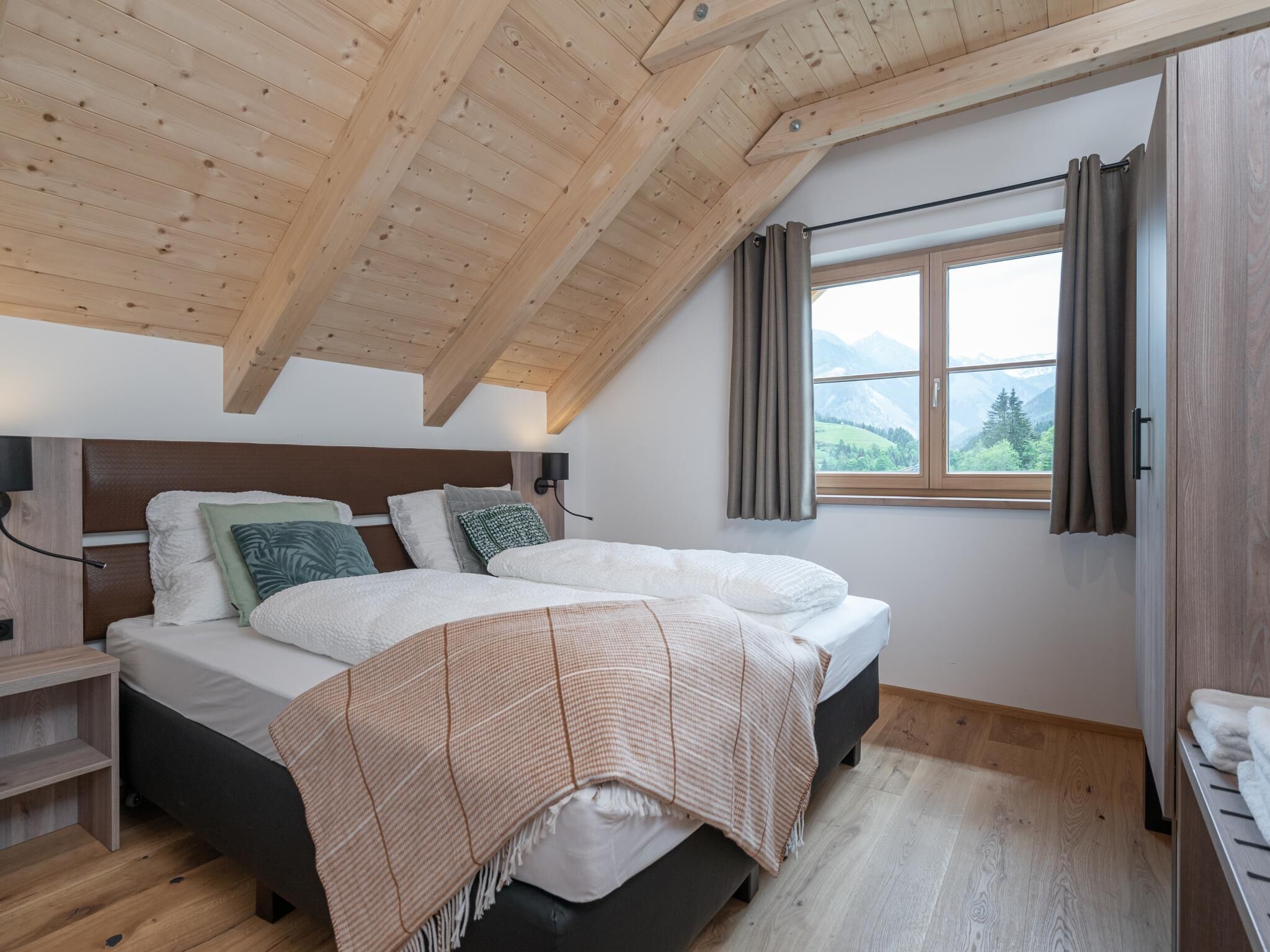 4 bedrooms, bed sheets