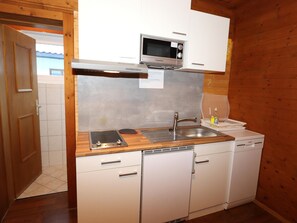 Mikrowelle, Geschirrspüler, Esstisch