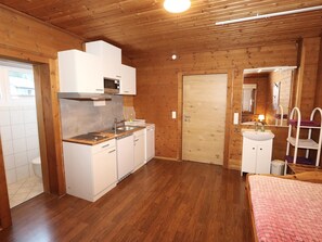 Mikrowelle, Geschirrspüler, Esstisch