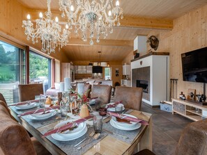 Villa (4 Bedrooms) | In-room dining