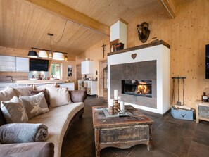 Villa (4 Bedrooms) | Soggiorno | TV, caminetto