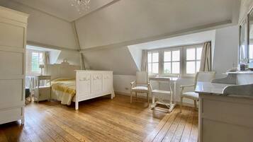9 bedrooms, bed sheets