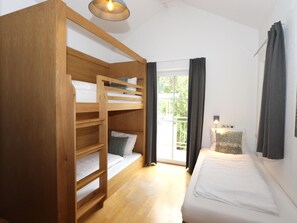 4 bedrooms, bed sheets