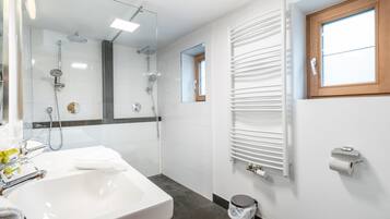 Chalet (Multiple Bedrooms) | Badezimmer | Dusche