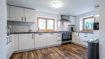 Chalet (Multiple Bedrooms) | Eigene Küche | Mikrowelle, Ofen, Geschirrspüler, Hochstuhl