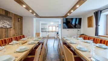 Chalet (Multiple Bedrooms) | Essbereich im Zimmer