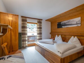 12 عدّة غرف نوم وملاءات أسرّة