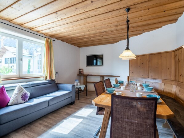 Apartment (4 Bedrooms) | Living room | TV