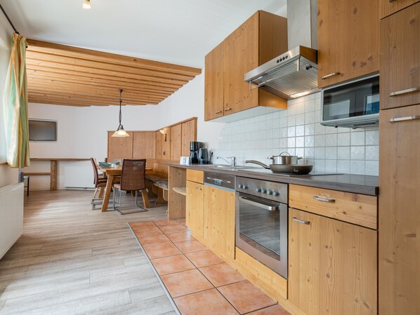 Apartment (4 Bedrooms) | Wohnzimmer | Fernseher