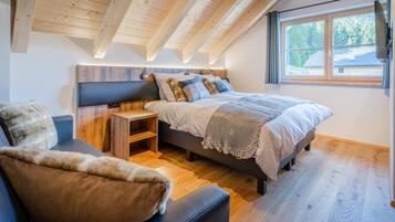 4 bedrooms, bed sheets