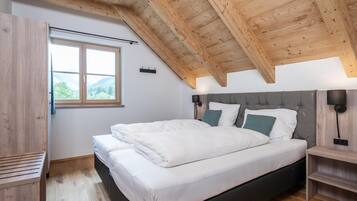 4 bedrooms, bed sheets