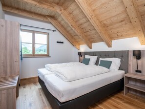 4 bedrooms, bed sheets