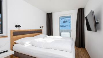 8 bedrooms, bed sheets