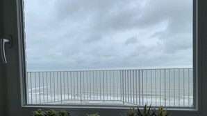 Unclassified image, 2 of 17, button - 10 Hoog aan zee (Middelkerke)