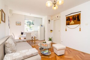 Apartment (Two Bedroom Apartment (Rina)) | Wohnzimmer | Fernseher