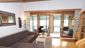 Apartment (3 Bedrooms) | Living room