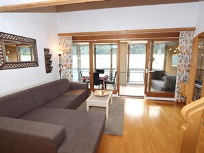 Apartment (3 Bedrooms) | Wohnzimmer | Fernseher