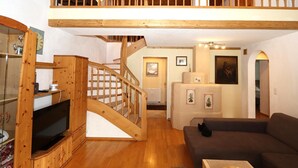 Apartment (3 Bedrooms) | Living room