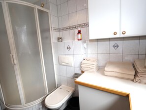 Apartment (3 Bedrooms) | Badezimmer | Dusche