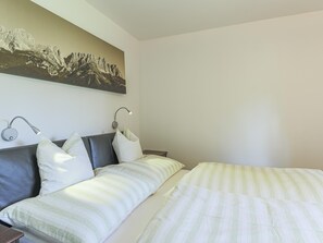 1 slaapkamer, een strijkplank/strijkijzer