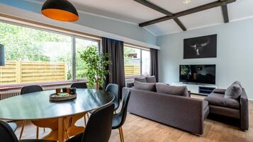Chalet (Multiple Bedrooms) | Wohnzimmer | Fernseher