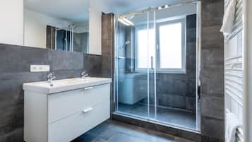 Chalet (Multiple Bedrooms) | Badezimmer | Dusche