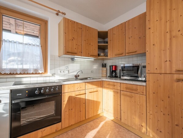 Kühlschrank, Mikrowelle, Ofen, Geschirrspüler